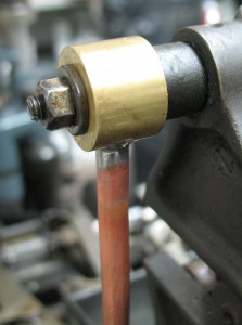 The top connector installed on the paper clamp shaft.